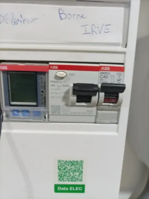 Installation d'une borne de recharge à domicile par un technicien qualifié IRVE
