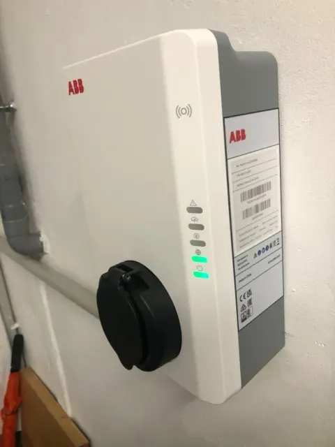 Borne de recharge ABB Terra AC vue de face, prise Type 2